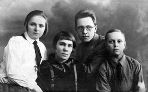 Карагодины. г. Владивосток, СССР, 1930 год. Кузьма справа, Вера слева.