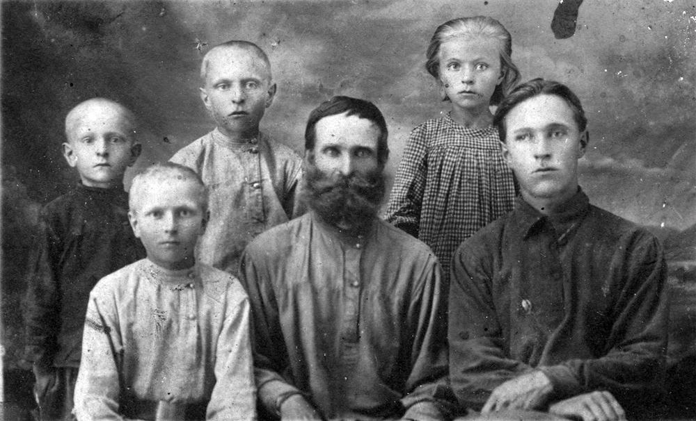 Stefan Iwanowicz Karagodin (w środku) został zamordowany w 1938 roku. Karagodin został uznany, przez aparat Józefa Stalina, za japońskiego szpiega. 