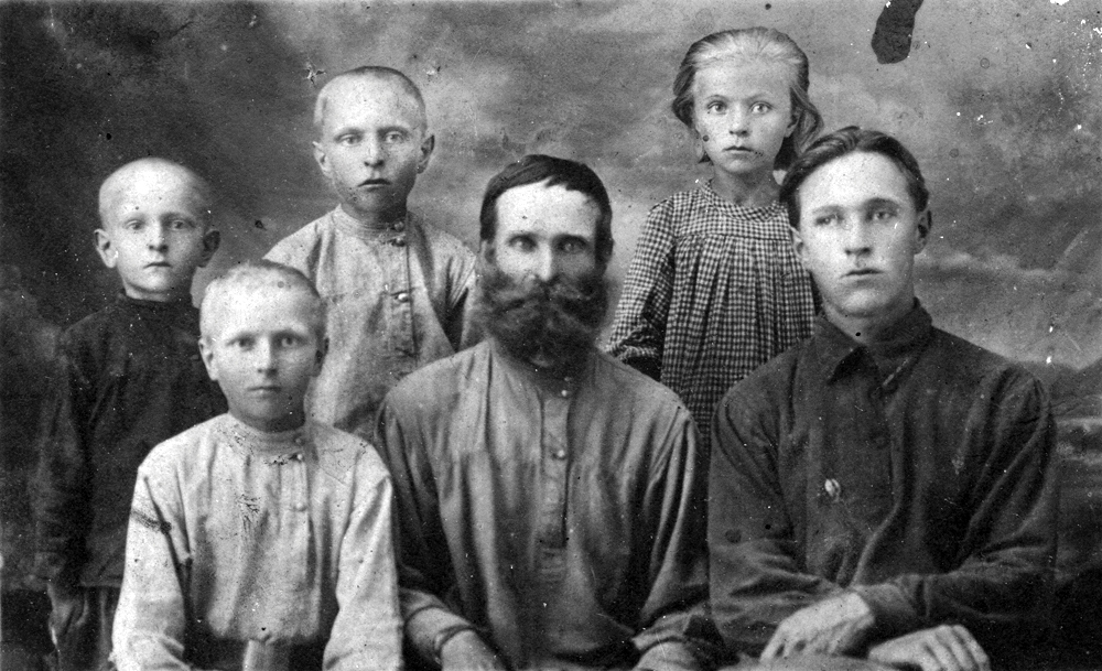 Степан Карагодин (в центре) в окружении членов семьи.