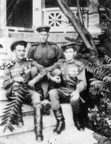 Lev Karagodin (im der Mitte) mit seinen Kameraden in einem Hospital auf der Krim.