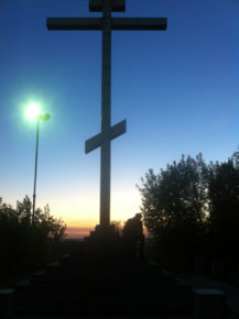 Denis Karagodin określa koordynaty memorialnego krzyża ku czci ofiar terroru komunistycznego, Kasztaczna Góra, Tomsk, 11.09.2012 r.