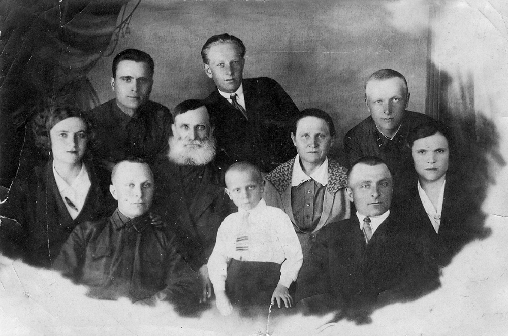 Карагодин Степан Иванович с семьёй (жена, дети, внук, муж дочери, жена сына). Дата: 1937 год. Место: Томск (Западная Сибирь), СССР.
