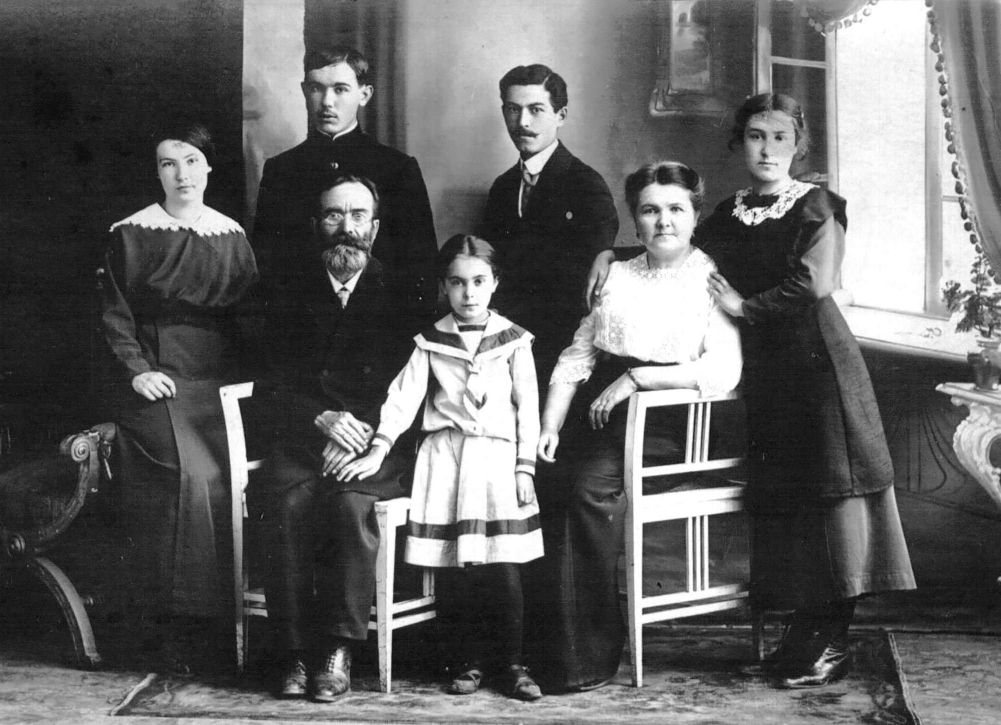 Елена Дмитриевна СИМО (стоит в центре) в возрасте 12 лет в окружении своей семьи. Фото – 1914 год, Российская империя.