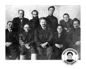 Фотография: Лев ТРОЦКИЙ в окружении соратников "левой оппозиции" – 1927 год
